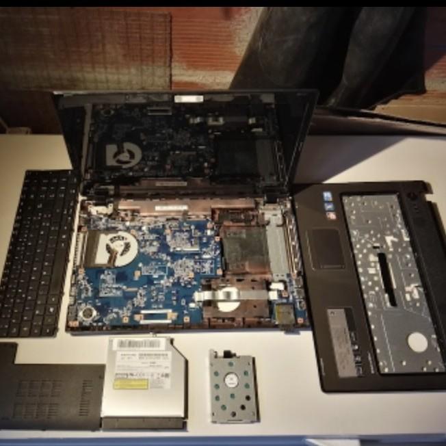 Nettoyage complet de l’intérieur d’un ordinateur portable puis installation d’un nouveau système d’exploitation (Windows 11)